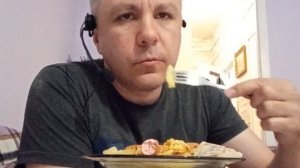 ASMR ИТИНГ. КУШАЮ ЖАРЕНУЮ КАРТОШКУ С СОСИСКАМИ И СЕЛЁДКОЙ