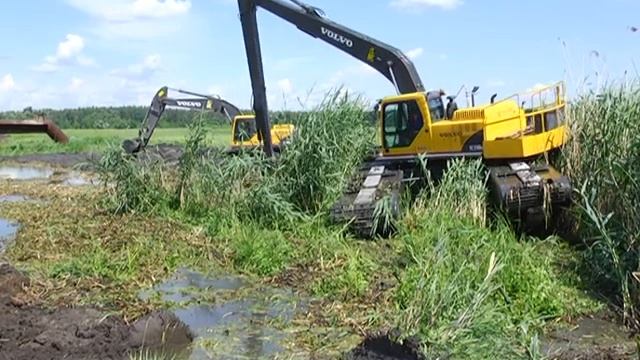 Плавающий экскаватор Volvo на расчистке реки в славянском районе смотреть онлайн