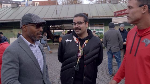 Viktualienmarkt Tour with Mike Alstott and Rondé Barber смотреть онлайн