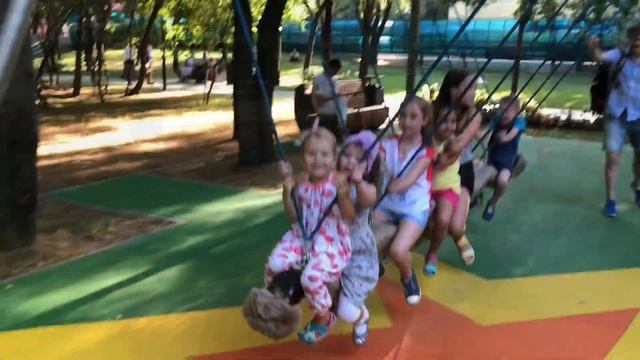 Делегатский парк в Центре Москвы. Обзор детской площадки. Часть 3 смотреть онлайн