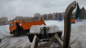 Погрузчик экскаватор TEREX.Первый снег который можно чистить. Работа на центральной площади.