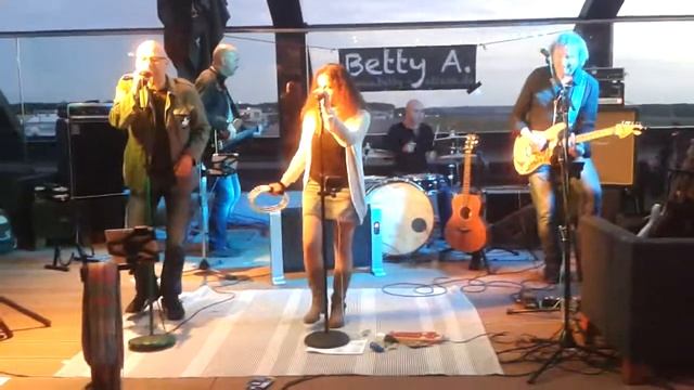 Betty A. @ Airport Paderborn Lippstadt June 03, 2015 Long train running Cover Doobie Brothers смотреть онлайн
