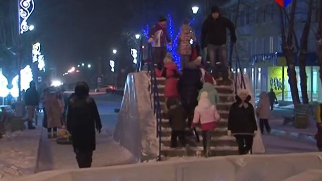 Главная городская елка зажглась: на площади возле ЗАГСА открылся зимний городок смотреть онлайн