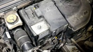 Как снять аккумулятор на Пежо 308, 408 и Ситроен, замена АКБ