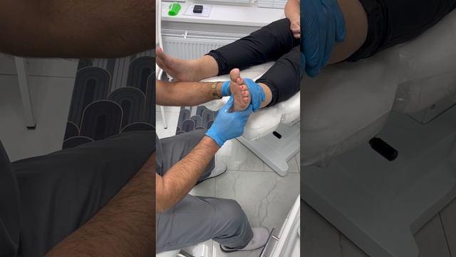 Рефлекторный массаж стоп, делает подолог Юрий Ковальский, часть 3 / НОГИМЕД смотреть онлайн