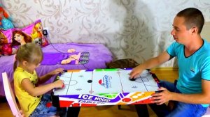 Маргарита и Лера играют в хокей