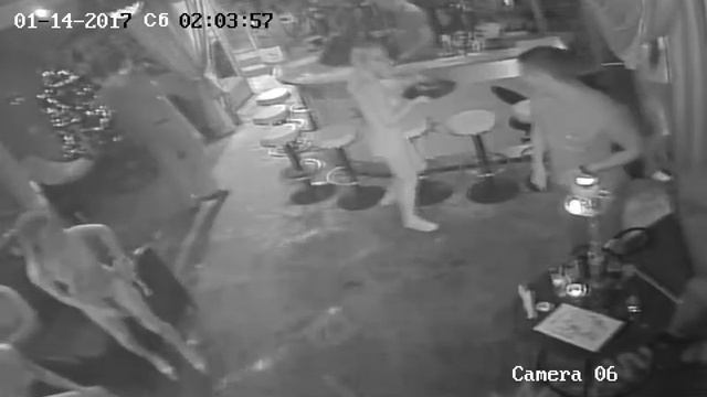 Официант приносит заказ за столик