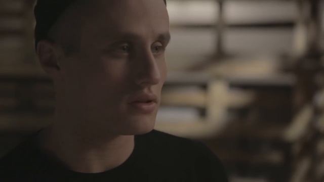 Актер «Гоголь-центра» Никита Кукушкин читает стихотворение Тилля Линдемана «Кто это?» смотреть онлайн