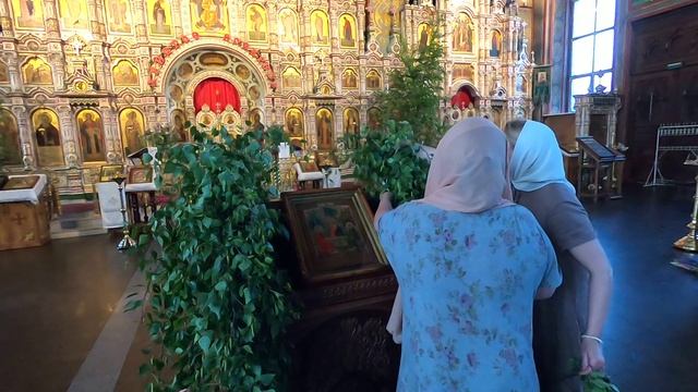 Троица. Украшение большой иконы на аналое.mp4 смотреть онлайн