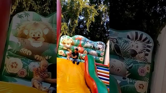 Оля и папа на батуте vlog batut Оранжевая песня смотреть онлайн