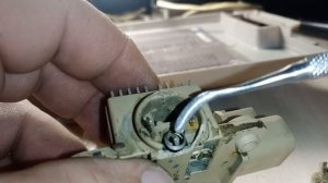 Как поменять щетки на реле регуляторе генератора Киа спектра своими руками.