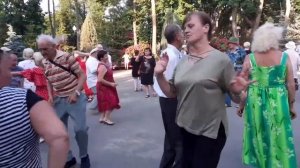 ТУЗ, ВАЛЕТ, КОРОЛЬ БУБНОВЫЙ! ТАНЦЫ В ПАРКЕ ГОРЬКОГО ХАРЬКОВ.mp4