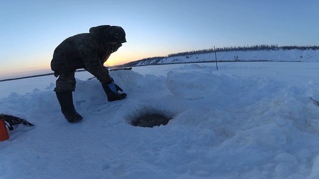 Проверка крючков на налима! Рыбалка в Якутии! Река Вилюй. 25.02.21 FULL HD! смотреть онлайн