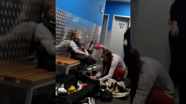 Как одеть хоккейного вратаря?Будни мамы хоккеиста. смотреть онлайн