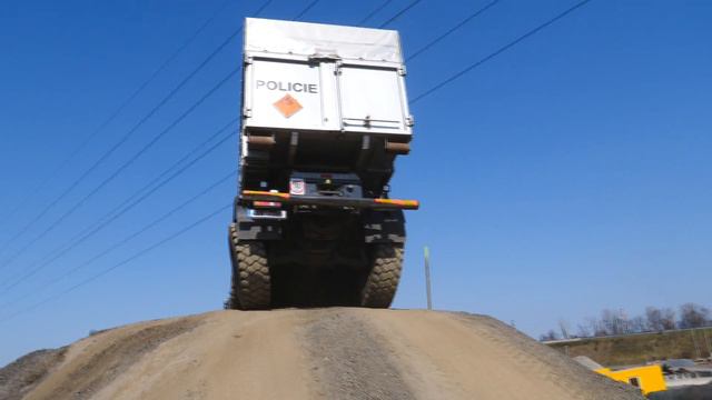 TATRA 100x jinak!!! Policejní TATRA FORCE 8x8 na testování! смотреть онлайн