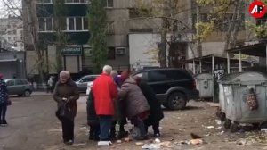 ПЕНСИОНЕРЫ РАЗБИРАЮТ ПРОСРОЧКУ ИЗ ПЯТЁРОЧКИ