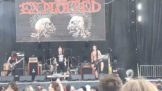 THE EXPLOITED - BEAT THE BASTARDS [LIVE]
