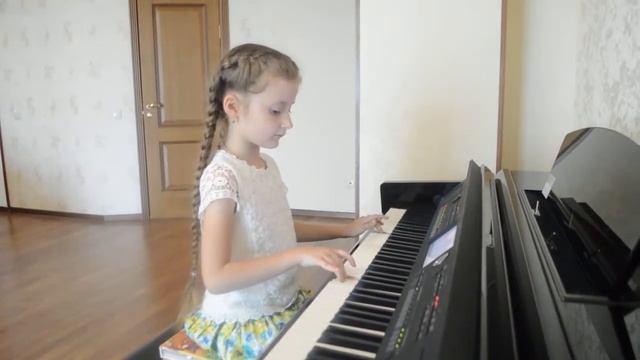 Шестилетний ребенок играет на пианино. Астана. смотреть онлайн