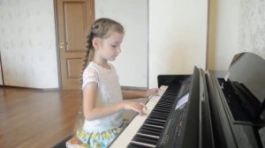 Шестилетний ребенок играет на пианино. Астана.
