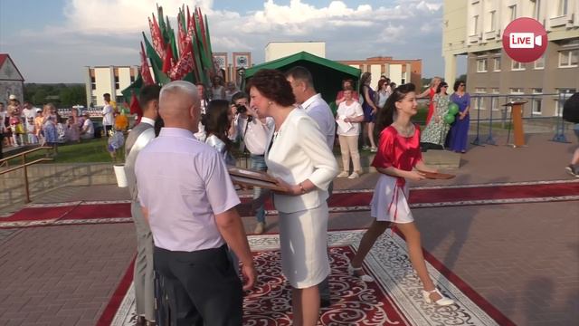 Выпускной 2022 в Слониме: награждение медалистов смотреть онлайн