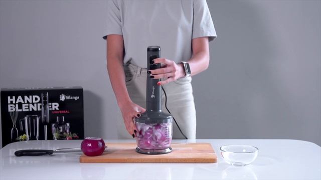 Как блендер Silanga BL800 Universal измельчает лук.