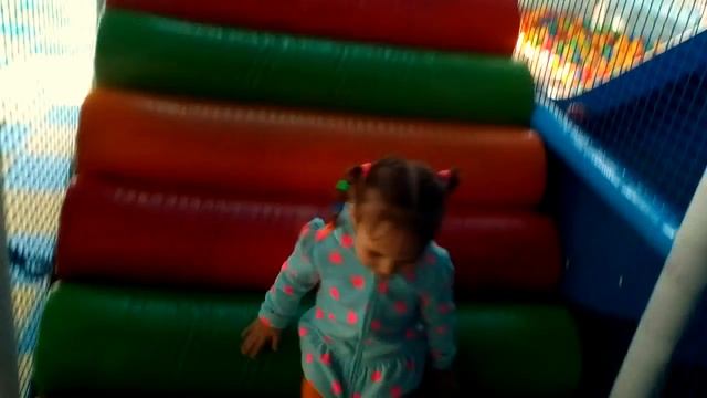 Для поднятия настроения!) Чудо-девочка!) г. Луганск. Аврора. Батут, лабиринты, машины, змея :) смотреть онлайн