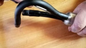 Если молоко побежало в шланг к пульсатору причина почему. меняем  сосок в стакане доильного аппарат