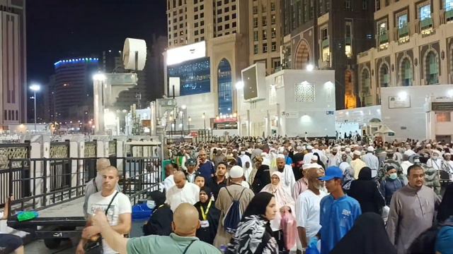 Площадь перед Аль-Харамом вечером смотреть онлайн