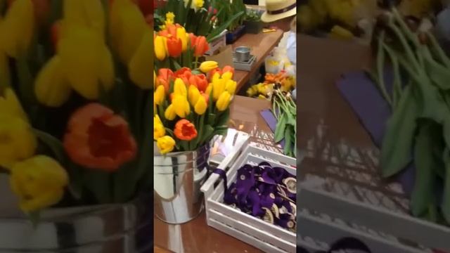 Цветы к 8 Марта! Петровский Пассаж возле ЦУМа, Москва смотреть онлайн