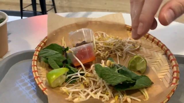 Влад дегустирует вьетнамский суп!