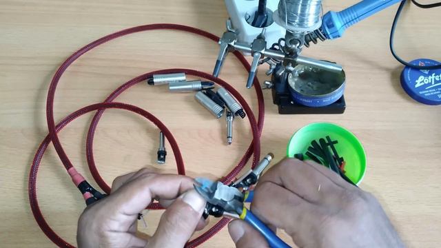 Soldering 1/4 mono jack | Making an Instrument Cables смотреть онлайн
