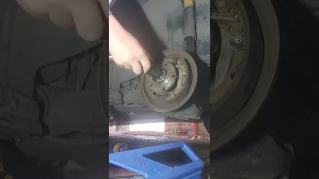 Audi A2/ (VW group cars) rear wheel bearing replacement. смотреть онлайн
