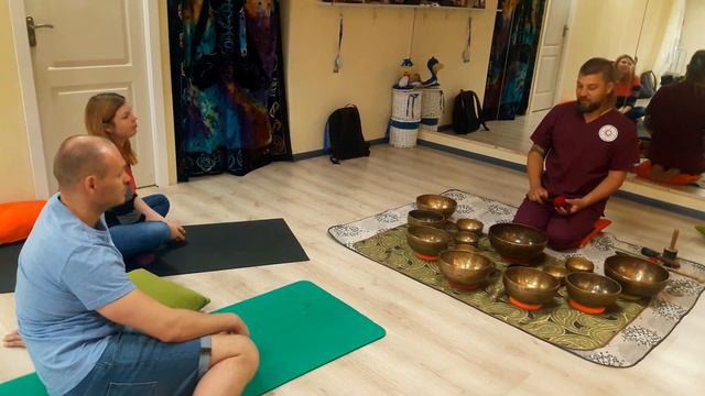 мастер-класс с Михаилом "Тибетские поющие чаши" смотреть онлайн