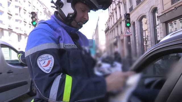 Le permis de conduire est mis en jeu смотреть онлайн