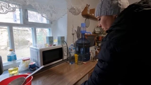 Ничего! Выживем и в военное время! Человек ко всему приспосабливается) Навожу порядки на даче смотреть онлайн