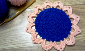 ПОДСТАВКА под горячее крючком в виде цветка. Проще не бывает!
