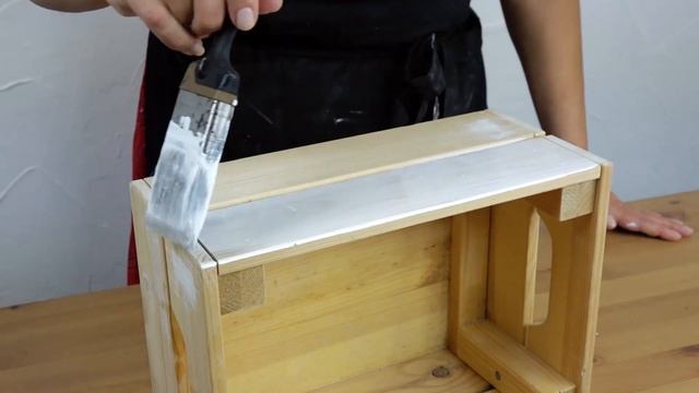 Как покрасить деревянную мебель правильно. Красим икеевский ящик акриловыми меловыми красками смотреть онлайн