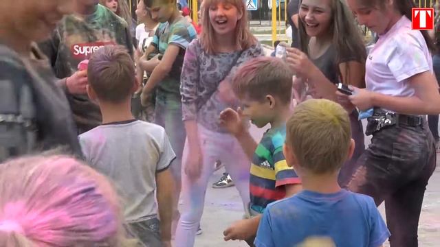Відео зі свята фарб (Holi fest), що відбулося в міському парку 29 червня. смотреть онлайн