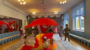 Танец А закаты Алые, Алые, Алые.... с красным полотном