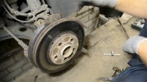 Замена передних тормозных колодок и дисков на Фольксвагене ПОЛО хэтчбек.