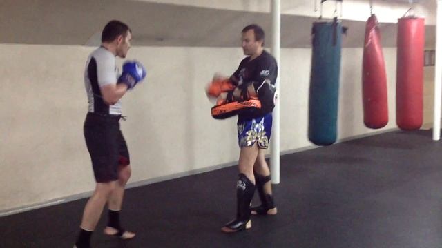 Тайский бокс в Москве. Работа на падах (Алексей Харкевич и Александр Кочетков) смотреть онлайн