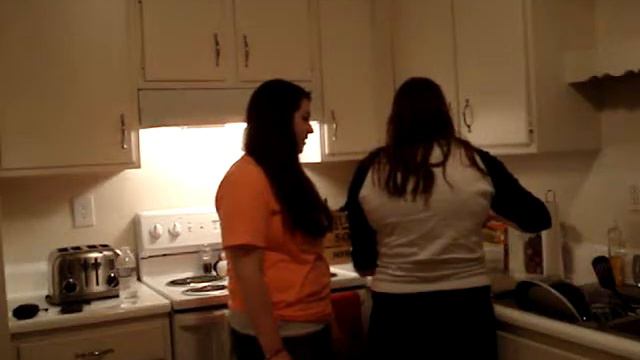 Polka Dot and Lemon Lime make Reese's Puffs muffins part 1 смотреть онлайн