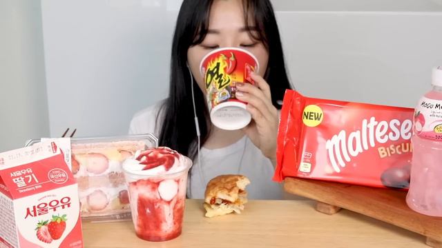ASMR Korean Convenience Store Mukbang 편의점 먹방 불닭볶음면 열라면 삼각김밥 샌드위치 열라면 딸기 디저트 CVS Red Food Desserts смотреть онлайн