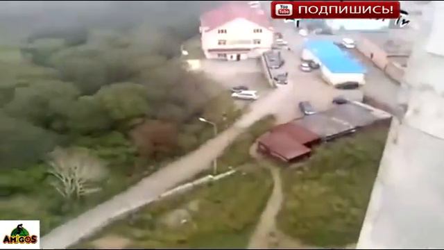 Девушка прыгнула с высоты и.... смотреть онлайн