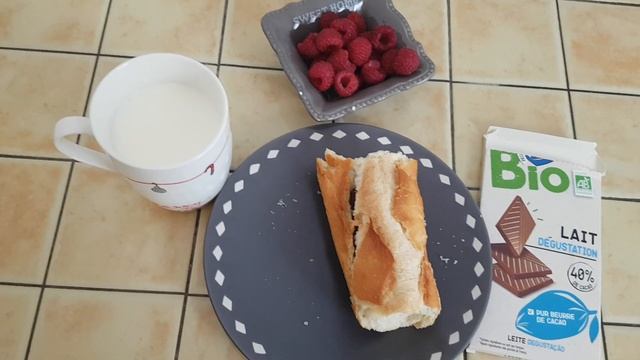 ПРОСТО купи БАГЕТ и ШОКОЛАД. ЗАВТРАК и ПЕРЕКУС Французскиеих ДЕТЕЙ. Они НЕ ПЛЮЮТСЯ ЕДОЙ.