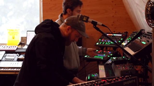 CIGARETTES// Jupiter-80, Voyager XL, DX-7, Prophet-12, VT-4 Squarp Pyramid, TR-8 смотреть онлайн