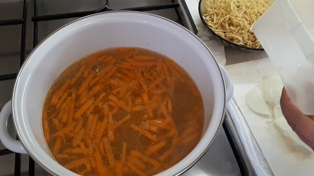 Суп на курином бульоне с домашней лапшой. смотреть онлайн