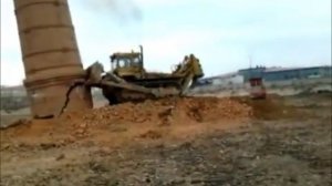 Демонтаж кирпичной трубы высотой 30 метров трактором