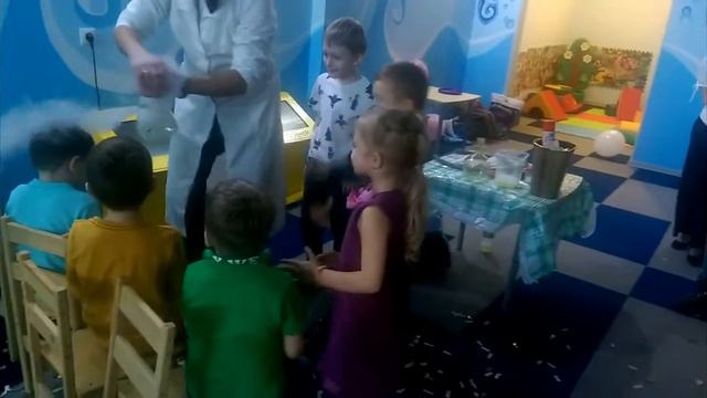 Сумасшедший профессор поджог Эвелине руку! смотреть онлайн