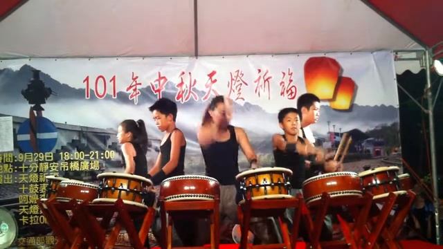 鼓聲震，撼天地 смотреть онлайн